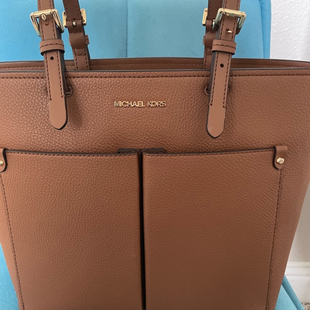 Michael Kors Jet Set Medium Pocket Tote